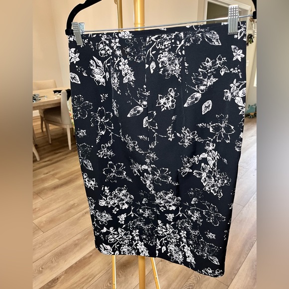 Philosophy NWOT pencil skirt black with white flowers size 6 - Picture 6 of 7